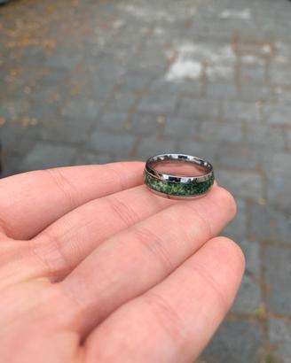 Anello uomo color verde smeraldo e argento