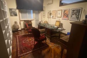 Stanza arredata uso studio