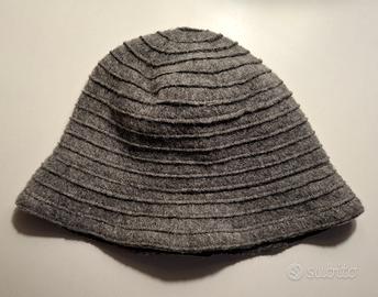 Cappello grigio in feltro nuovo