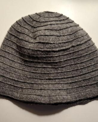 Cappello grigio in feltro nuovo