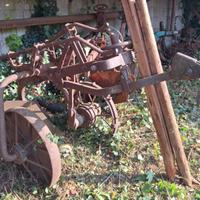 Vecchi attrezzi agricoli x arredo giardino
