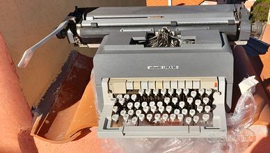 Macchina da crivere olivetti linea 98