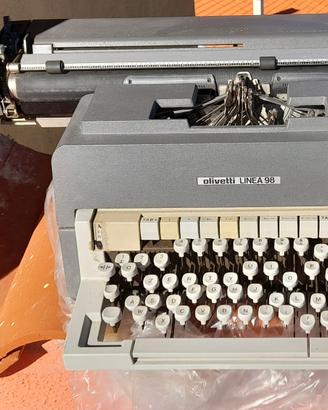 Macchina da crivere olivetti linea 98