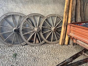 Antiche ruote carro carretto legno ben conservate