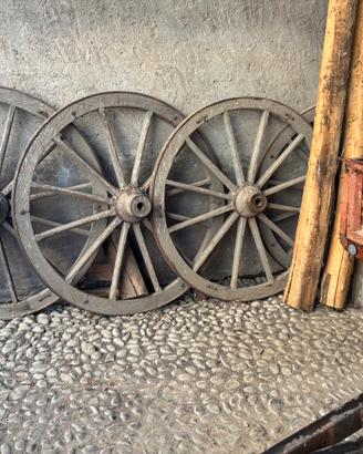Antiche ruote carro carretto legno ben conservate