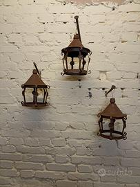 Tre lanterne in ferro.