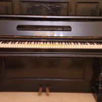 pianoforte verticale antico.