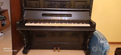 pianoforte verticale antico.