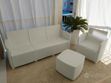 Salottino da esterno in rattan bianco. 