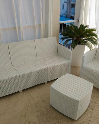 Salottino da esterno in rattan bianco. 