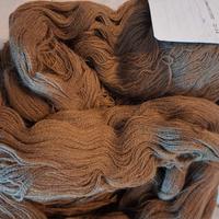 Pura lana vergine marrone in matasse