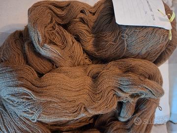 Pura lana vergine marrone in matasse