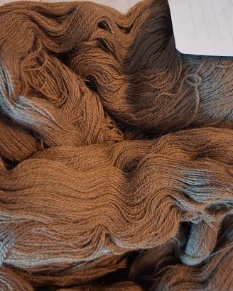 Pura lana vergine marrone in matasse