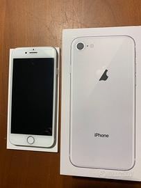 iPhone 8 64GB con cover Apple pelle blu