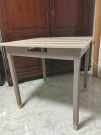 piccolo tavolo in legno