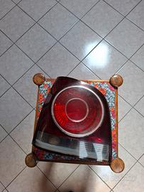 FARO POSTERIORE SX VW POLO (Lato guidatore) 