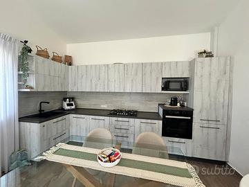 Cucina ar due pari al nuovo (maggio 2025)