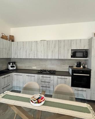 Cucina ar due pari al nuovo (maggio 2025)