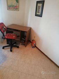 tavolino per computer e sedia regolabile 
