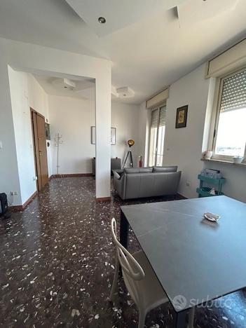 Ampio trilocale con terrazzo a livello centro