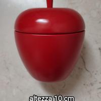 Candela profumata IKEA nel contenitore di metallo.