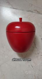 Candela profumata IKEA nel contenitore di metallo.