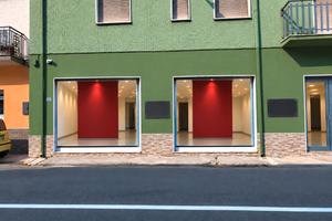 Locale commerciale con ampie vetrine