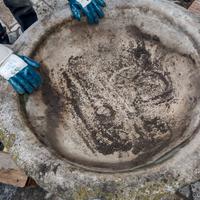 Fonte battesimale in pietra con supporto/base