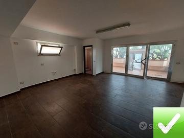 Locale Categoria C1 55 Mq Con Ampia Vetrina e Cort