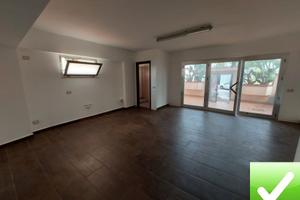 Locale Categoria C1 55 Mq Con Ampia Vetrina e Cort