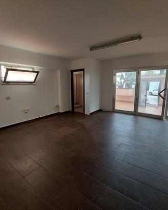 Locale Categoria C1 55 Mq Con Ampia Vetrina e Cort