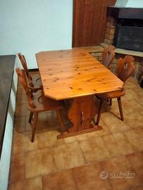 Tavolo allungabile con 4 sedie e tavolino