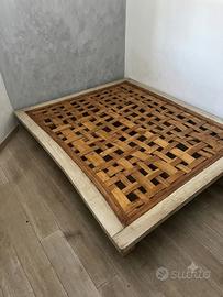 Letto in legno massello con rete a intrecciata