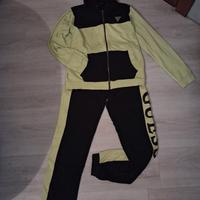 tuta guess con loghi cuciti 