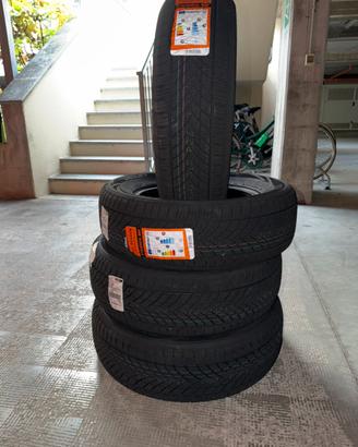 4 pneumatici Tracmax 215/65 R16 98V All Season