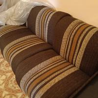 Divano componibile in tessuto con tavolini lateral