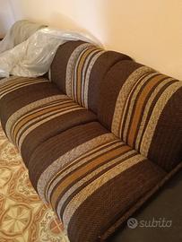 Divano componibile in tessuto con tavolini lateral