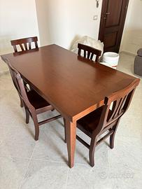 Tavolo con 4 sedie in legno