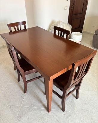Tavolo con 4 sedie in legno