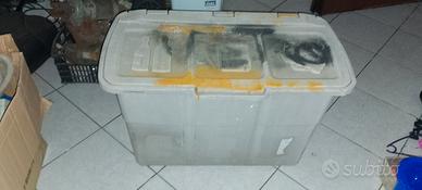 armadio e contenitori in plastica 