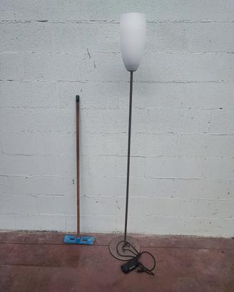 Lampada a stelo con variatore di luminosità