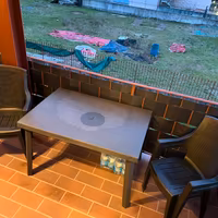 Tavolo resina + 4 sedie tipo rattan