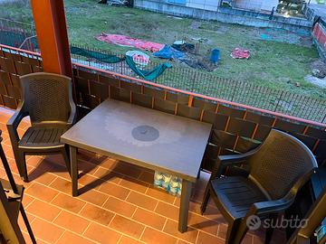 Tavolo resina + 4 sedie tipo rattan