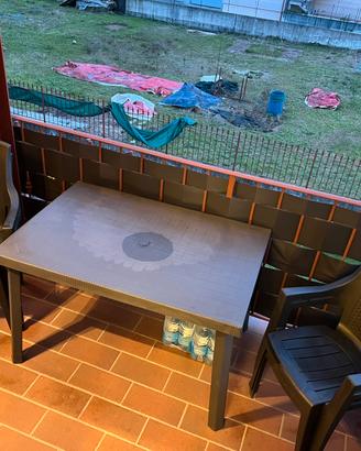 Tavolo resina + 4 sedie tipo rattan