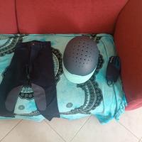 equitazione pantaloni e casco cavallo 