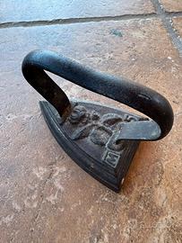 Ferro da stiro antico con rosa in rilievo