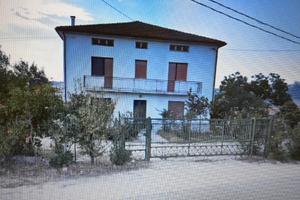 Villa su tre livelli in 5000 mq di terreno