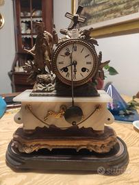 Antico orologio a pendolo 