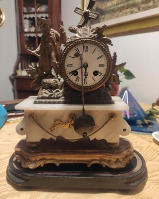 Antico orologio a pendolo 