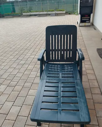 lettino sdraio da piscina